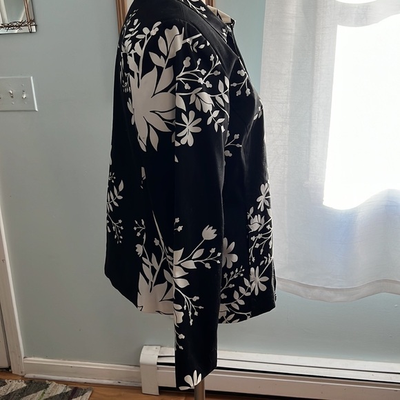 Susan Graver Style Black and White Floral Shacket size Small - Picture 4 of 7